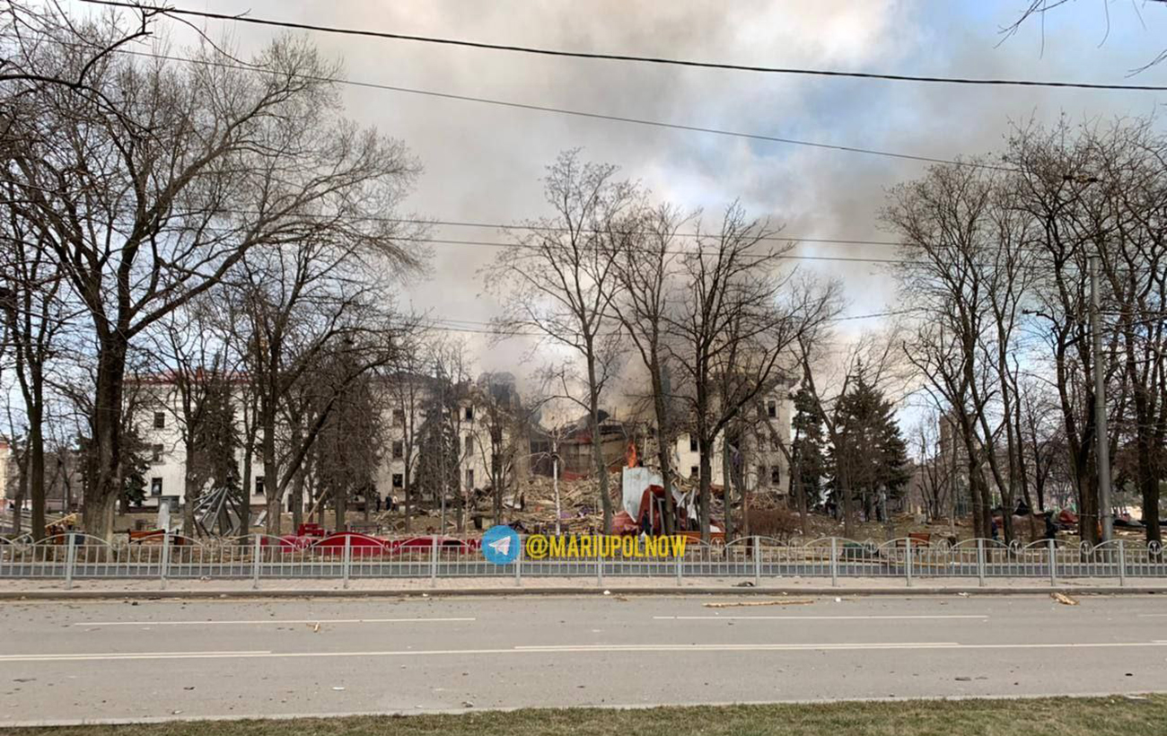 В Мариуполе оккупанты сбросили бомбу на драмтеатр, где прятались сотни людей